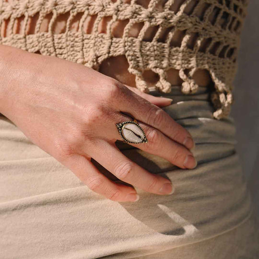 Auf diesem Bild sieht man den Muschel Ring an der Hand von einem Model.