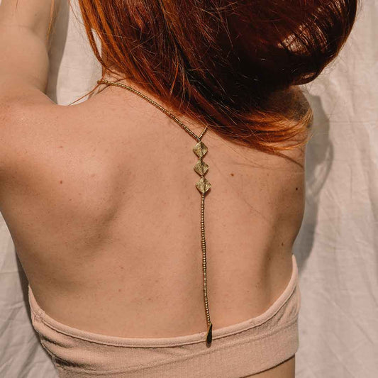 Auf diesem Bild sieht man wie die Rückenkette auf dem Rücken einer Frau getragen wird.