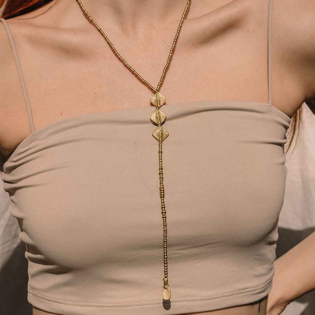 dieses Bild zeigt die Rückenkette in Gold von einer Frau getragen.