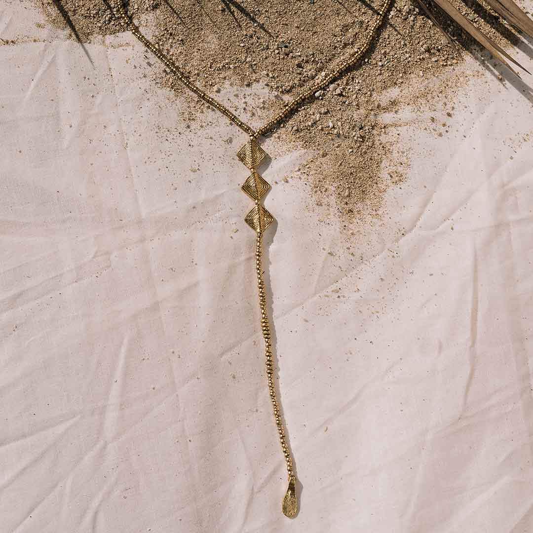 Dieses Bild zeigt die goldene Rückenkette auf einem Tuch